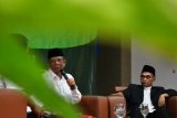 Surabaya (Antara Jatim) - Anggota Dewan Pertimbangan Presiden, KH Hasyim Muzadi (tengah) didampingi Ketua Majelis Alumni Ikatan Pelajar Nahdlatul Ulama (IPNU) Jawa Timur KH Muzammil Syafii (kanan) saat berbicara pada Seminar Nasional di Surabaya, Jumat (8/5) malam. Seminar nasional bertema mencari sosok pemimpin NU masa depan tersebut dalam rangka menjelang Muktamar ke-33 NU yang diselenggarakan di Jombang, 1-5 Agustus 2015. Foto Fiqih Arfani/15/edy