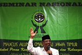 Surabaya (Antara Jatim) - Anggota Dewan Pertimbangan Presiden, KH Hasyim Muzadi saat berbicara pada Seminar Nasional Majelis Alumni Ikatan Pelajar Nahdlatul Ulama (IPNU) Jawa Timur di Surabaya, Jumat (8/5) malam. Seminar nasional bertema mencari sosok pemimpin NU masa depan tersebut dalam rangka menjelang Muktamar ke-33 NU yang diselenggarakan di Jombang, 1-5 Agustus 2015. Foto Fiqih Arfani/15/edy