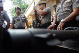 Jombang (Antara Jatim) - Kasat Sabhara AKP Yanuar (kiri) melakukan pemeriksaan senjata api di Mapolres Jombang, Jawa Timur, Rabu (6/5). Pemeriksaan rutin 147 senjata api jenis revolver, SS (senapan serbu) 1, SS2, dan moser, itu untuk mengetahui senpi yang dipegang anggota masih layak digunakan atau justru sebaliknya serta mengantisipasi penyalahgunaan senjata. Sebanyak 87 senpi ditarik karena kartu izin pemakaian kedaluwarsa. foto Syaiful Arif/15/Chan.