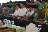 Pasuruan (Antara Jatim) - Wakil Gubernur Jawa Timur, Syaifullah Yusuf (tengah) didampingi  Ketua Tanfidziah PWNU Jatim, KH Hasan Mutawakkil Alallah (kedua kiri) dan Bupati Pasuruan, Irsyad Yusuf (kedua kanan) saat menghadiri Konferensi Wilayah ke 21 IPNU Jatim dan Rapat Kerja Wilayah ke 22 IPPNU Jatim di Pendopo Nyawiji Ngesthi Wenganing Gusthi, Pasuruan, Jawa Timur, Jumat (1/5)/Laily Widya A/15/Oka.