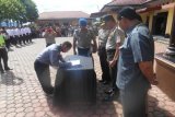 <br />
<br />
Simalungun, 5/5 - FAKTA INTEGRITAS. Kepala Sekolah Polisi Negara (SPN) Sampali, Kombes Polisi Untung Sudarto dan Kapolres Simalungun, AKBP Heri Sulesmono menyaksikan orang tua pelamar menandatangani fakta integritas, di Mapolres Simalungun di Pamatang Raya, Senin. Fakta integritas penerimaan anggota Polri baru dilakukan panitia, pengawas dan orang tua sebagai komitmen perekrutan dengan prinsip bersih, transparan, akuntabel dan humanis (Betah). (Foto Antarasumut/Waristo)