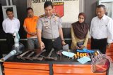 Kapolres Tulungagung AKBP FX Bhirawa Braja Paksa (tengah) menunjukkan barang bukti seperangkat alat pemotong daging dan satu unit pompa air untuk menggelonggong sapi di halaman Mapolres Tulungagung, Jawa Timur, Senin (1/6). Polisi berhasil mengungkap praktik penyembelihan sapi dengan cara digelonggong lebih dulu di sebuah tempat pemotongan hewan di daerah itu, dan mengamankan barang bukti daging gelonggongan seberat 2,6 ton. Antara Jatim/Foto/Destyan Sujarwoko/15