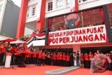 Ketua Umum Partai Demokrasi Indonesia Perjuangan (PDIP) Megawati Soekarnoputri (ketiga kiri) didampingi Menko PMK Puan Maharani (kedua kiri) dan Sekjen PDIP Hasto Kristiyanto menandatangani prasasti saat meresmikan gedung baru DPP PDIP di Jalan Diponegoro, Jakarta pusat, Senin (1/6). Gedung senilai Rp42,6 miliar itu diresmikan oleh Megawati. ANTARA FOTO/Hafidz Mubarak A./wdy/15
