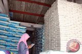 Bojonegoro - Seorang pedagang beras menghitung tumpukan beras yang dipersiapkan untuk zakat fitrah di Bojonegoro, Jawa Timur, Selasa (2/6). Para pedagang di daerah setempat, mempersiapkan stok beras zakat fitrah sejak sebulan lalu, dan menjual dengan harga Rp21.500/2,5 kilogram untuk kelas sedang dan Rp25.500/kilogram untuk kelas atas. Antara Jatim/Foto/Slamet Agus Sudarmojo 