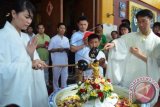 Sejumlah Umat Budha secara bergantian menuangkan air suci saat ritual pemandian patung Budha Rupang di Vihara Buddha Dharma, Kota Denpasar, Selasa (2/6). Perayaan Waisak 2559 BE di Bali diisi dengan sejumlah rangkaian ibadah seperti doa bersama dan meditasi masal. ANTARA FOTO/Fikri Yusuf/wdy/15.