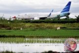 Petugas memeriksa pesawat Garuda boing 737-800 dengan nomor penerbangan GA-618 yang tergelincir di Bandara Sultan Hasanuddin Makassar, Sulawesi Selatan, Selasa (2/6). Pesawat Garuda asal Jakarta tujuan Makassar-Gorontalo tersebut tergelincir saat akan mendarat di Bandara Sultan Hasanuddin dan 146 dan delapan awak selamat dalam peristiwa tersebut. ANTARA FOTO/Yusran Uccang/wdy/15