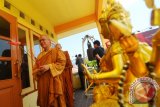 Mengitari Vihara