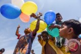 Anak pengungsi etnis Rohingya asal Myanmar bermain balon pemberian relawan di halaman pengungsian sementara Kuala Cangkoi, Lhocksukon, Aceh Utara, Aceh, Selasa (2/6). Keadaan anak-anak pengungsi Rohingya di tempat pengungsian sementara di sejumlah wilayah di Aceh mulai membaik karena bantuan pemerintah Indonesia dan dukungan relawan yang berasal dari organisasi masyarakat dan mahasiswa. ANTARA FOTO/Zabur Karuru/Asf/ama/15.