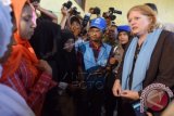Asisten Menlu Urusan Kependudukan, Pengungsi dan Migrasi Amerika Serikat Anne C. Ricard (kanan) berbincang dengan pengungsi etnis Rohingya asal Myanmar ketika berkunjung ke tempat pengungsian sementara Kuala Cangkoi, Lhoksukon, Aceh Utara, Aceh, Selasa (2/6). Kunjungan tersebut dalam rangka untuk mencari tahu akar permasalahan migrasi dan menciptakan solusi bagi pengungsi Rohingya. ANTARA FOTO/Zabur Karuru/Asf/ama/15.
