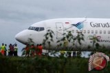 Garuda Airplane skids off runway in Makassar 