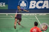 Pebulutangkis tunggal putra Indonesia Tommy Sugiarto mengembalikan kok ke arah Pebulutangkis tunggal putra Tiongkok Lin Dan dalam pertandingan babak penyisihan utama turnamen bulutangkis BCA Indonesia Open Superseries Premier 2015 di Istora Senayan, Jakarta, Rabu (3/6). Tommy Sugiarto menang dengan skor 2-1 (19-21, 21-8 dan 21-16). ANTARA FOTO/Widodo S. Jusuf/wdy/15.