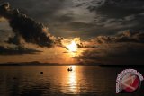 Nelayan tradisional menarik jaring ikan saat matahari mulai terbenam di muara pelabuhan Lampulo, Banda Aceh, Selasa (2/6). Pelabuhan Lampulo yang dibangun pasca tsunami 2004 lalui itu,  memiliki pemandangan yang indah saat matahari terbenam  dengan latar pulau-pulau serta tanggul pengaman ombak pelabuhan  menjadi arena  memancing pengunjung.   ACEH.ANTARANEWS.COM/Ampelsa/15