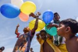 Anak pengungsi etnis Rohingya asal Myanmar bermain balon pemberian relawan di halaman pengungsian sementara Kuala Cangkoi, Lhocksukon, Aceh Utara, Aceh, Selasa (2/6). Keadaan anak-anak pengungsi Rohingya di tempat pengungsian sementara di sejumlah wilayah di Aceh mulai membaik karena bantuan pemerintah Indonesia dan dukungan relawan yang berasal dari organisasi masyarakat dan mahasiswa. ANTARA FOTO/Zabur Karuru/Asf/ama/15.