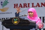 Mensos Khofifah Indar Parawansa memberikan sambutan ketika pembukaan peringatan hari lanjut usia nasional (HLUN) yang mengambil tema Bersama membangun kepedulian terhadap lanjut usia di TMPNU Kalibata, Jakarta, Kamis (4/6). Peringatan peringatan hari lajut usia nasional (HLUN) tersebut merupakan momentum strategis untuk meningkatkan pemahaman, sikap, perilaku dan hidup sehat serta meningkatkan kemandirian sebagai cerminan kesejahteraan lansia untuk mempersiapkan pra lanjut usai agar lebih pruduktif dan mandiri.ANTARA FOTO/Reno Esnir/wdy/15.