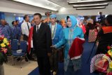 Wali Kota Madiun Bambang Irianto bersama Ibu Lies Bambang Irianto sedang melakukan adat 