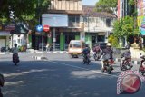 Sejumlah pengendara melanggar rambu lalu lintas di sebuah ruas jalan di Magetan, Jawa Timur, Kamis (4/6). Kesadaran pengendara untuk mematuhi peraturan lalu lintas tergolong rendah, padahal sikap seperti itu bisa mengencam keselamatan. Antara Jatim/Foto/Siswowidodo/15

