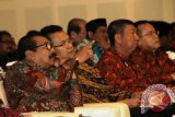 Gubernur Jawa Timur Soekarwo (kiri) saat menghadiri pembukaan Rapat Kerja Daerah Real Estate Indonesia (REI) Jawa Timur di Surabaya, Kamis (4/6). Ia mengingatkan agar jangan sampai program milik pemerintah tentang 