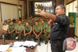 Kepala Biro Kantor Berita Antara Kalimantan Selatan Abdul Hakim Muhiddin menyampaikan paparan materi penulisan berita pada Workshop Jurnalistik yang digelar Media Center Korem 101 Antasari di Banjarmasin, Jumat (5/6). Workshop tentang penulisan berita, foto jurnalistik dan broadcasting tersebut diikuti 32 personel penerangan TNI AD se Kalsel. Foto Antaranews Kalsel/Herry Murdy Hermawan