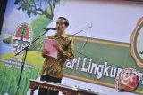 Presiden Joko Widodo memberikan pidato saat peringatan Hari Lingkungan Hidup Se-Dunia 2015 di Istana Bogor, Jumat (5/6). Peringatan tersebut dihadiri aktivis lingkungan hidup, sejumlah menteri, kepala daerah, dan kepala lembaga negara serta mengambil tema 'Mimpi dan Aksi Bersama untuk Keberlanjutan Bumi'. ANTARA FOTO/Yudhi Mahatma/wdy/15