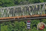 Sejumlah aktivis lingkungan hidup di Samarinda memperingati Hari Lingkungan Hidup dengan membentangkan spanduk di Jembatan Mahakam bertuliskan 'Stop Penghancuran Lingkungan di Kaltim' 
