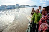 Menteri Perencanaan Pembangunan Nasional/Kepala Bappenas, Andrinof A Chaniago (dua kanan) meninjau Sungai Kapuas di Pontianak, Kalbar, Jumat (5/6).  Andrinof A Chaniago menyatakan pihaknya berkoordinasi dengan Pemerintah Provinsi Kalbar dan Pemerintah Kota Pontianak untuk mewujudkan skenario pengembangan kawasan tepian Sungai Kapuas sebagai Kota Air, yang diperkirakan akan selesai dalam tiga tahun ke depan. ANTARA FOTO/Jessica Helena Wuysang/15