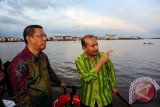 Menteri Perencanaan Pembangunan Nasional/Kepala Bappenas, Andrinof A Chaniago (kanan) berbicara dengan Walikota Pontianak, Sutarmidji (kiri) saat meninjau Sungai Kapuas di Pontianak, Kalbar, Jumat (5/6).  Andrinof A Chaniago menyatakan pihaknya berkoordinasi dengan Pemerintah Provinsi Kalbar dan Pemerintah Kota Pontianak untuk mewujudkan skenario pengembangan kawasan tepian Sungai Kapuas sebagai Kota Air, yang diperkirakan akan selesai dalam tiga tahun ke depan. ANTARA FOTO/Jessica Helena Wuysang/15
