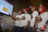 Direktur Utama Telkomsel, Ririek Adriansyah (kiri), Direktur Network Sukardi Silahi (kedua kiri), VP Network Operation Management Paulus Djakmiko (kedua kanan), dan EVP Telkomsel Area Jawa-Bali, Yetty Kusumawati menjelaskan grafik jaringan Telkomsel di Nusa Dua, Bali, Sabtu (6/6). Telkomsel melakukan uji coba jaringan di sepanjang jalur mudik Jawa-Bali dan menyiagakan 62 unit COMBAT (Compact Mobile Base Station) dari total 733 COMBAT untuk menghadapi lonjakan komunikasi selama Ramadhan dan Lebaran 2015. ANTARA FOTO/Wira Suryantala/wdy/15.