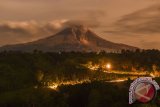 Terjadi guguran dari kuba lava Gunung Sinabung terlihat dari sekitar radius 7 KM, Karo, Sumatera Utara, Kamis (4/6/15) malam. Sejak status gunung itu dinaikan menjadi level empat (awas) pada 2 Juni, sedikitnya 100 kali terjadi guguran dari kuba lava gunung tersebut setiap harinya. (ANTARA FOTO/Zabur Karuru)