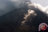 Awan panas meluncur dari puncak gunung Sinabung ketika terjadi guguran kubah lava terlihat dari Desa Sibintun, Karo, Sumatera Utara, Sabtu (6/6). Aktivitas gunung Sinabung meningkat dan sedikitnya 100 kali terjadi guguran kuba lava setiap hari. (ANTARA FOTO/Zabur Karuru)