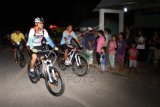 Peserta Pelni Gowes Nusantara melintas di Benteng Keraton Buton, Kota Baubau, Sulawesi Tenggara, Sabtu (6/6). Kegiatan Gowes Nusantara ini diselenggarakan oleh PT Pelni (persero) dan diikuti sebanyak 75 pesepeda menggunakan KM Tidar dengan rute tujuan wisata bersepeda dari Jakarta, Surabaya, Makassar, Baubau, Ambon , Banda Naira, hingga Tual. ANTARA FOTO/Ekho Ardiyanto/ss/ama/15