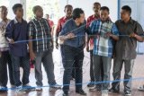 Kepala Badan Pengembangan Sumber Daya Manusia Kelautan dan Perikanan (BPSDM KP) Suseno Sukoyono (ketiga kanan), berbincang-bincang dengan anak buah kapal (ABK) terdampak moratorium Menteri Kelautan dan Perikanan yang sementara berlatih menjadi wirausaha di Balai Pendidikan dan Pelatihan Perikanan (BPPP) Ambon, Maluku, Minggu (7/6). Sebanyak 100 ABK kapal ikan asing yang mata pencahariannya untuk sementara berhenti, diberikan pelatihan wirausaha di sektor maritim sebagai bentuk perhatian Kementerian Kelautan dan Perikanan melalui BPSDM KP. ANTARA FOTO/Embong Salampessy/ss/mes/15.