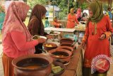 Warga mengunjungi anjungan masakan tradisional, Asam Keueng, saat berlangsung ferstival kuliner tradisional di Taman Ratu Safiatuddin, Banda Aceh, Senin (8/5). Festifal kuliner tradisional  yang berlangsung dari tanggal 8-9 Juni 2015 dalam rangka menyambut bulan ramadhan itu, bertujuan melestarikan masakan tradisional Aceh  yang terdiri dari berbagai jenis dan rasa menurut masing-masing kabupaten dengan keanekaragam budayanya. ACEH.ANTARANEWS.COM/Ampelsa/15
