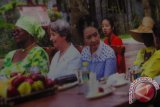 Ibu Negara Tiongkok )ketiga kanan) di Desa Wisata tidak jauh dari BOAO Forum For Asia, Haikou, Provinsi Hainan. (Sumber Istimewa Lee Meng)