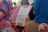 Eks penghuni lokalisasi Kedungbanteng membaca naskah deklarasi penutupan lokalisasi di lapangan Kedungbanteng, Kecamatan Sukorejo, Kabupaten Ponorogo, Jawa Timur, Senin (8/6). Lokalisasi WTS Kedungbanteng resmi ditutup dengan ditandai deklarasi penutupan yang diikuti oleh seluruh penghuni lokalisasi sebanyak 167 WTS, dan pemerintah memberikan bantuan modal kerja total sebesar Rp 888.800.000 bagi seluruh eks penghuni lokalisasi. Antara Jatim/Foto/Siswowidodo/15



