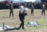 Personel Komando Pasukan Khusus melakukan atraksi beladiri silat Merpati Putih setelah upacara penutupan Ekspedisi NKRI Koridor Kepulauan Nusa Tenggara 2015 di Pantai Gorontalo, Labuan Bajo, NTT, Sabtu (6/6). Ekspedisi NKRI 2015, yang meliputi wilayah Bali dan Nusa Tenggara dan dimulai sejak 5 Februari 2015, secara resmi ditutup oleh Wakil Kepala Staf Angkatan Darat Letjen TNI Muhammad Munir. ANTARA FOTO/Michael Siahaan/pras/15