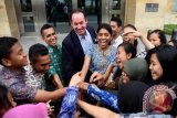 Konsul Jenderal Amerika Serikat di Surabaya, Joaquin F. Monserrate (tengah) bercanda dengan sejumlah peserta program 