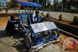 Siswa melakukan pengecekan terakhir perpaduan sepeda motor dan mobil kreasinya, di SMKN 3 Pamekasan, Jatim, Rabu (10/6). Siswa sekolah tersebut berhasil menciptakan perpaduan antara sepeda motor dan mobil dengan kapasitas mesin sepeda motor 110 cc namun dengan kekuatan mobil dan akan disertakan dalam pameran inovasi siswa SMK se Jatim September mendatang di Surabaya. Antara Jatitm/Foto/Saiful Bahri/15
