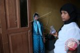 Imigran perempuan etnis Rohingya dari Myanmar beraktivitas di tempat penampungan sementara di Desa Kuala Cangkoi, Kecamatan Lapang, Kabupaten Aceh Utara, Aceh, Rabu (10/6). Sebanyak 300 lebih warga etnis Rohingya yang menempati tempat pengungsian Kuala Cangkoi akan direlokasi sebelum bulan Ramadan ke barak pengungsian yang saat ini sedang dibangun Pemerintah bersama lembaga donor di Desa Blang Adoe, Kecamatan Kuta Makmur, Kabupaten Aceh Utara. ANTARA FOTO/Irwansyah Putra/kye/15.