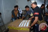 Anggota Kodim 0816 dan Polres Sidoarjo memasang police line barang bukti rokok ilegal di gudang pembuatan rokok ilegal di Sidoarjo, Jawa Timur, Kamis (11/6) malam. Pengerebakan gudang rokok ilegal tersebut karena dalam ijinnya tidak pembuatan rokok tetapi pembuatan krupuk. Antara Jatim/Umarul Faruq/Zk/15