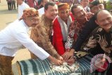 Wali Kota Bekasi Rahmat Effendi (berbaju merah) bersama Sekretaris Daerah (Sekda) Jawa Barat Iwa Karniwa serta jajaran Samsat Kota Bekasi menekan tombol diresmikannya peletakan batu pertama pendirian Kantor Dinas Pendapatan Daerah Cabang Samsat Kota Bekasi, Jumat (12/6).( Foto Antara/ Andi Firdaus)