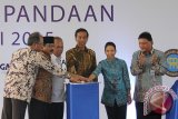 Presiden Joko Widodo didampingi Menteri Pekerjaan Umum dan Perumahan Rakyat, Basuki Hadimoeljono (ketiga kiri), Menteri BUMN, Rini Soemarno (kedua kanan), Gubernur Jawa Timur, Soekarwo (kedua kiri) dan Direktur PT Margabumi Adhikaraya tol Gempol-Pandaan, Sutiyono (kiri) meresmikan pengoperasian jalan tol Gempol-Pandaan di Pasuruan, Jawa Timur, Jumat (12/6). Beroperasinya jalan tol sepanjang 13,61 kilometer ini diharapkan mampu mengurai simpul kemacetan dan mempercepat proses pembangunan ekonomi di wilayah tersebut. Antara Jatim/Moch Asim/Zk/15