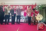 Ketua Persatuan Alumni Gerakan Mahasiswa Nasional Indonesia (PA GMNI) Soekarwo (kanan) memukul gong menandai pembukaan Pra Kongres III PA GMNI di Surabaya, Sabtu (13/6). Soekarwo memutuskan tidak akan maju kembali pada Kongres III yang nantinya digelar pada Agustus 2015 di Balikpapan