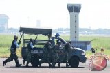 Sejumlah pasukan khusus Satuan Pasukan Katak (Satkopaska) TNI-AL dan prajurit Batalyon Intai Amfibi-1 (Taifib-1) Marinir TNI AL melakukan parameter tempur ketika demonstrasi gangguan objek vital di Apron Hanggar Lanudal Juanda Surabaya di Sidoarjo, Jawa Timur, Senin (15/6). Demonstrasi tersebut bagian dari gladi bersih HUT Puspenerbal ke-59 yang jatuh pada Rabu (17/6). Antara Jatim/ Foto M Risyal Hidayat/15