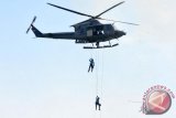 Sejumlah pasukan khusus Satuan Pasukan Katak (Satkopaska) TNI-AL melakukan fast rope dari Heli Bell-412 milik Skuadron Udara-400 Wing Udara-1 Pusat Penerbangan TNI AL (Puspenerbal) ketika demonstrasi gangguan objek vital di Apron Hanggar Lanudal Juanda Surabaya di Sidoarjo, Jawa Timur, Senin (15/6). Demonstrasi tersebut bagian dari gladi bersih HUT Puspenerbal ke-59 yang jatuh pada Rabu (17/6). Antara Jatim/ Foto M Risyal Hidayat/15