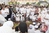 Ketua Umum Abu Rizal Bakri dan Ketua Majelis Pertimbangan Partai Golkar Akbar Tanjung (di bagian kiri) diantara pelayat dan keluarga besar mengantar jenazah almarhum HA Sulaiman HB (Haji Leman) di peristirahatan terakhirnya di Kubah Datu KH Abdussamad di Marabahan Barito Kuala, Senin (15/6). Ketua KONI dan Ketua DPD Partai Golkar Kalsel tersebut meninggal dunia dalam usia 67 tahun pada Minggu (14/6) akibat komplikasi penyakit telah lama di deritanya. Foto Antaranews Kalsel/Herry Murdy Hermawan