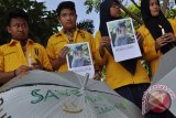 Sejumlah pelajar SMP Muhammadiyah 5 melakukan aksi peduli untuk Angeline di Surabaya, Jawa Timur, Senin (15/6). Aksi Tersebut sebagai bentuk keprihatinan atas kasus Angeline serta meminta untuk menghentikan kekerasan kepada anak-anak. Antara Jatim/Herman Dewantoro/Zk/15.
