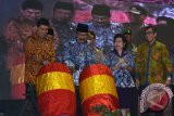 Menteri Pendayagunaan Aparatur Negara dan Reformasi Birokrasi (MenPAN-RB) Yuddy Chrisnandi (kiri), Gubernur Jawa Timur Soekarwo (kedua kiri), Deputi Pelayanan Publik Kementerian PANRB Mirawati Sudjono (ketiga kiri) membuka Pameran dan Simposium Inovasi Pelayanan Publik di GOR Sidoarjo, Jawa Timur, Senin (15/6). Pameran dan Simposium Inovasi Pelayanan Publik yang di ikuti 300 peserta tersebut merupakan inovasi dari berbagai instansi kementrian/lembaga, pemerintah provinsi, BUMN, dan swasta di seluruh tanah air. Antara Jatim/Umarul Faruq/Zk/15