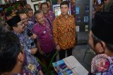 Menteri Pendayagunaan Aparatur Negara dan Reformasi Birokrasi (MenPAN-RB) Yuddy Chrisnandi (kanan) mendengarkan penjelasan Gubernur Jawa Timur Soekarwo (kiri) di salah satu stand Pameran dan Simposium Inovasi Pelayanan Publik di GOR Sidoarjo, Jawa Timur, Senin (15/6). Pameran dan Simposium Inovasi Pelayanan Publik yang di ikuti 300 peserta tersebut merupakan inovasi dari berbagai instansi kementrian/lembaga, pemerintah provinsi, BUMN, dan swasta di seluruh tanah air. Antara Jatim/Umarul Faruq/Zk/15