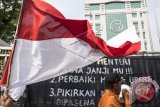 Seorang petambak udang Dipasena melakukan orasi saat unjuk rasa di depan Kementerian Kelautan dan Perikanan, Jakarta, Senin (15/6). Dalam aksinya mereka meminta kepada Menteri Susi Pudjiastuti untuk menstabilkan harga udang, menyelesaikan konflik antara petambak dan pengusaha dan merealisasikan bantuan budidaya udang. ANTARA FOTO/M Agung Rajasa/wdy/15.