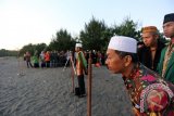 Seorang ahli hilal melakukan pemantauan secara langsung pada posisi keberadaan hilal (bulan) untuk menentukan awal Ramadan, dikawasan Pantai Serang, Panggungrejo, Blitar, Jawa Timur, Selasa (16/6). Dari hasil pemantauan dan sidang rukyatul hilal, diputuskan bahwa hilal tidak tampak diufuk. Antara Jatim/Irfan Anshori/zk/15